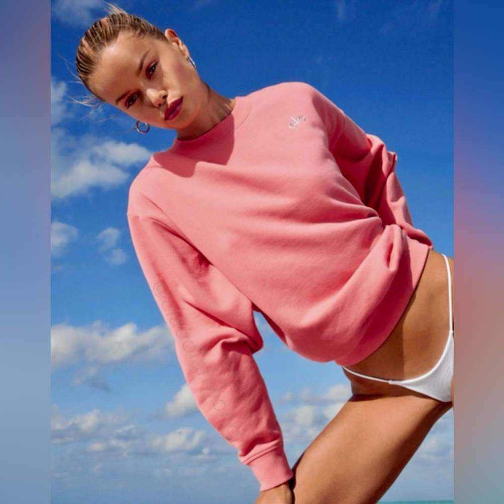 ALO Accolade Crew Neck Pullover Sweatshirt in Strawberry Lemonade Pink